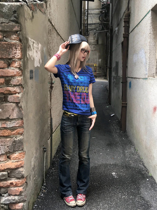 noE「MUSIC DRUG」スローガン ストライプTシャツ - 鮮やかなラインストーンのグラフィック スリムTシャツ