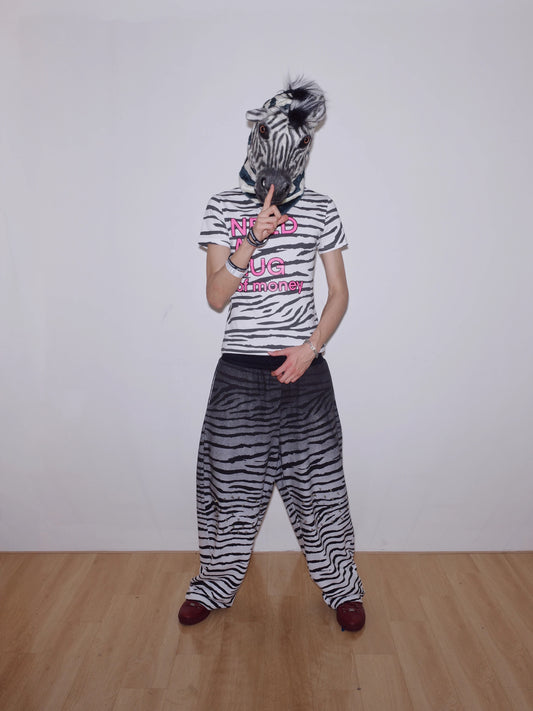 CHAI SS26 「ハグ」ゼブラ柄グリッターTシャツ - スパークルグラフィック 綿100%Tシャツ