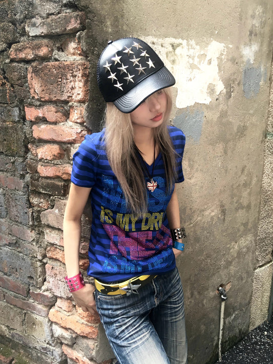 noE「MUSIC DRUG」スローガン ストライプTシャツ - 鮮やかなラインストーンのグラフィック スリムTシャツ