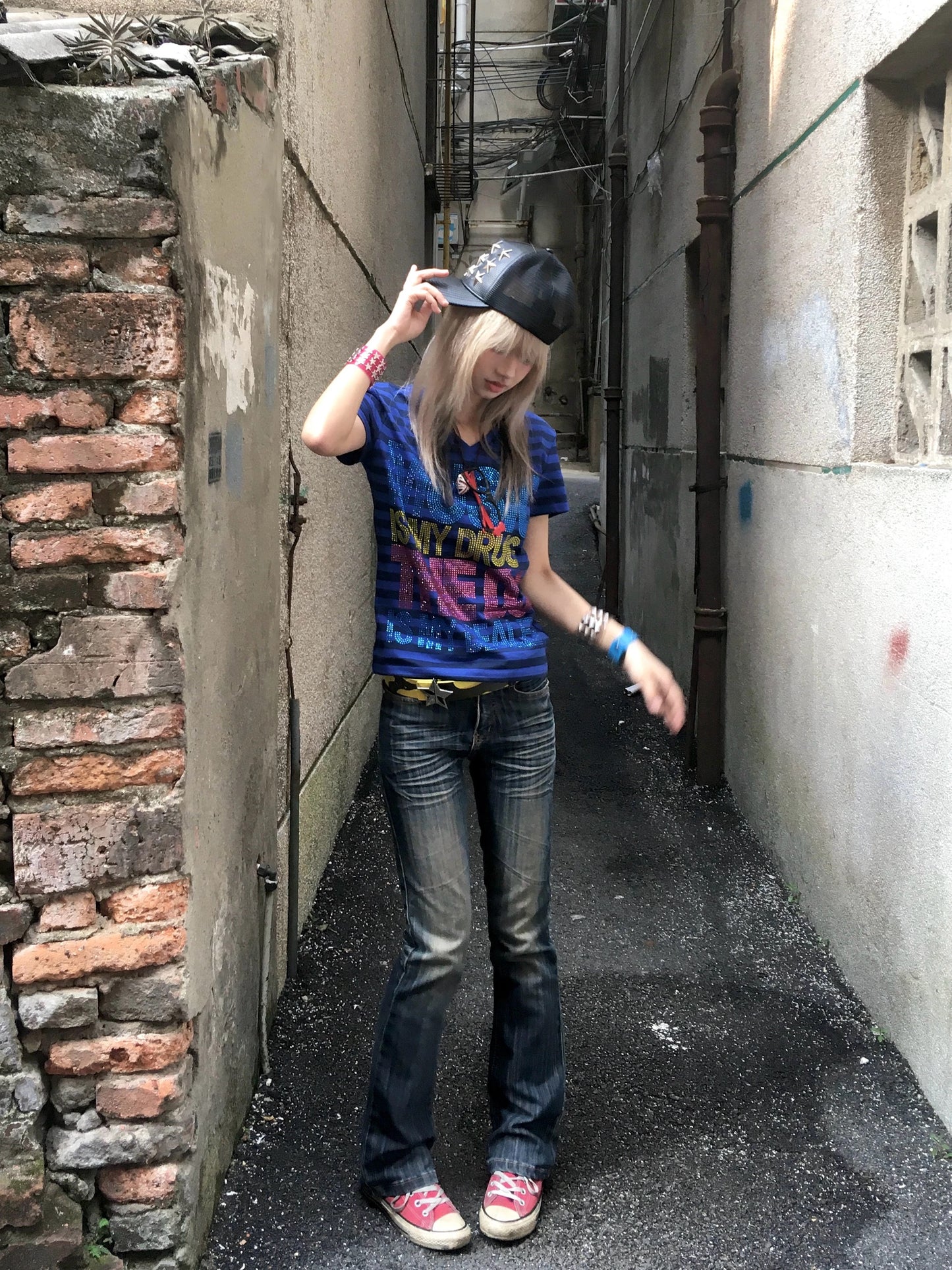 noE「MUSIC DRUG」スローガン ストライプTシャツ - 鮮やかなラインストーンのグラフィック スリムTシャツ