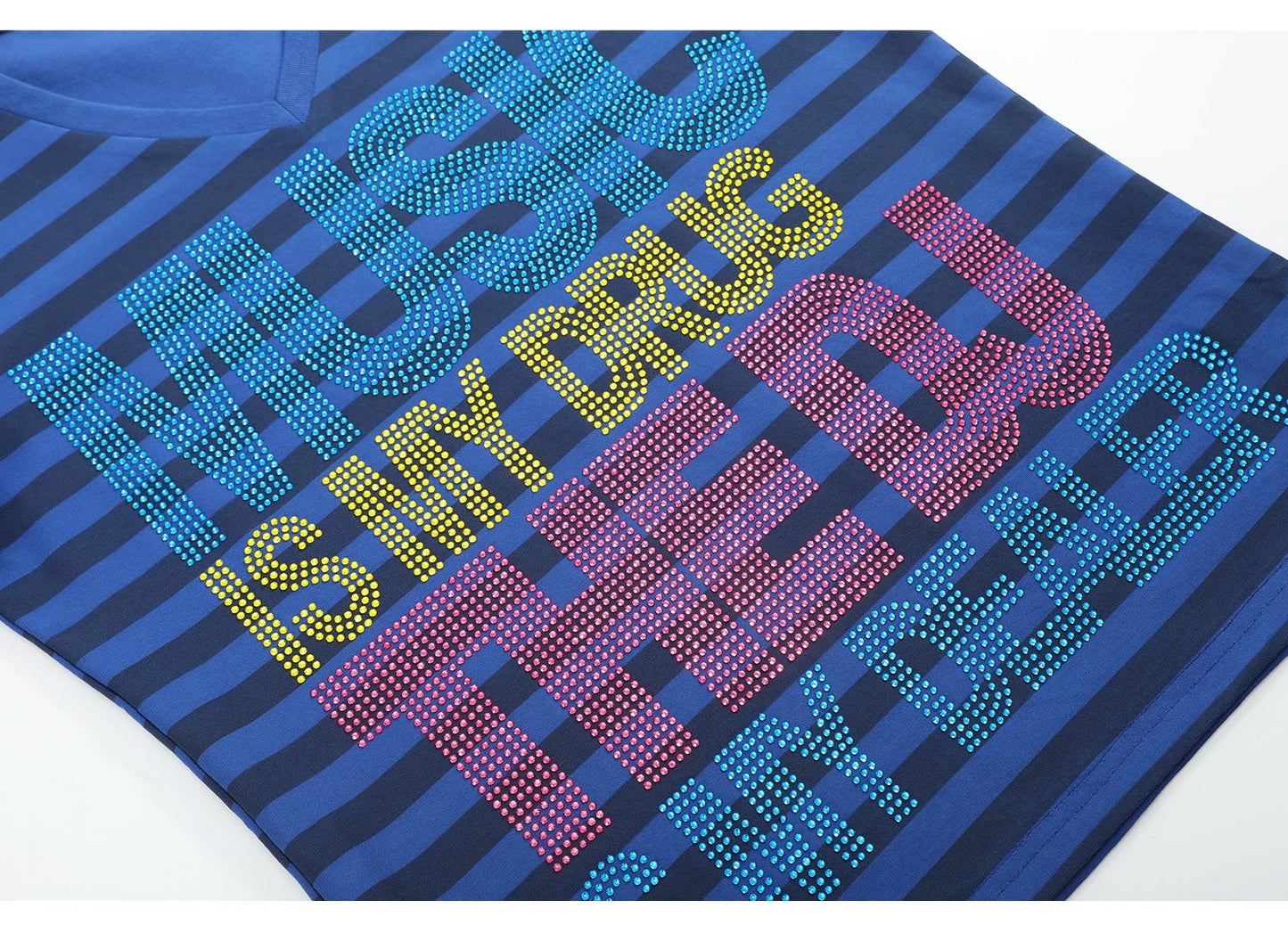 noE「MUSIC DRUG」スローガン ストライプTシャツ - 鮮やかなラインストーンのグラフィック スリムTシャツ