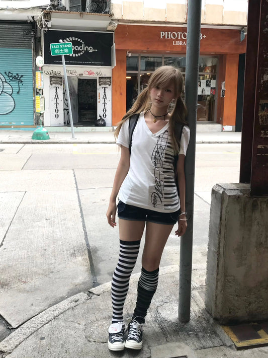 no E mosen「LovE Music」ラインストーン ベビーTシャツ - ピアノ鍵盤スクリプトVネック スリムトップ