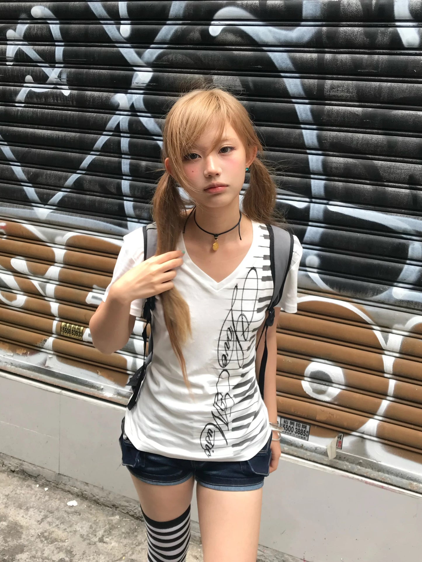 no E mosen「LovE Music」ラインストーン ベビーTシャツ - ピアノ鍵盤スクリプトVネック スリムトップ