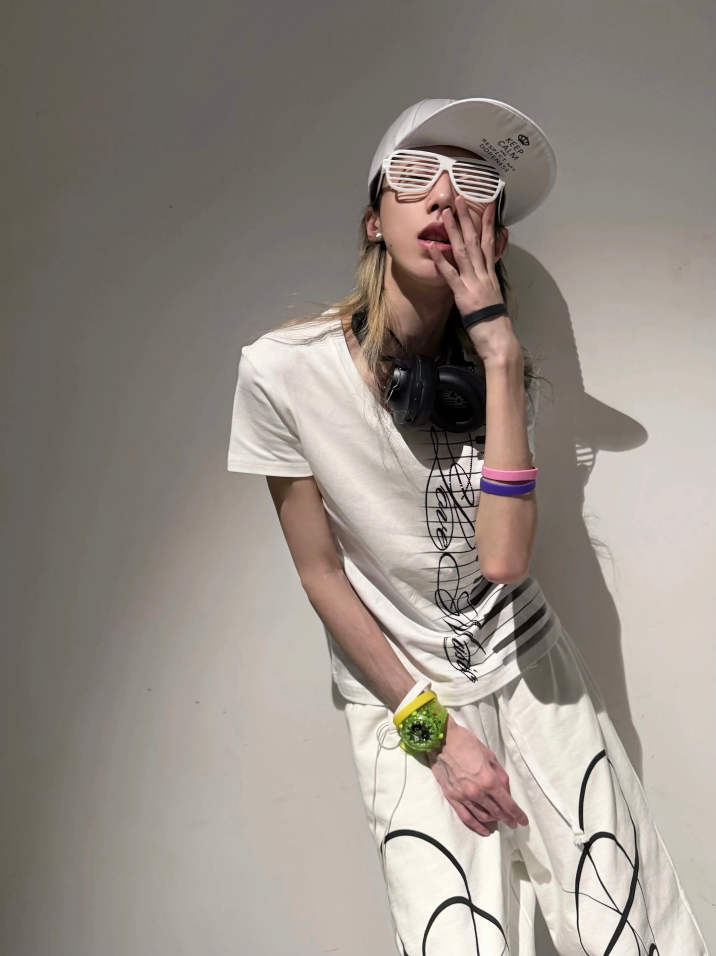 no E mosen「LovE Music」ラインストーン ベビーTシャツ - ピアノ鍵盤スクリプトVネック スリムトップ
