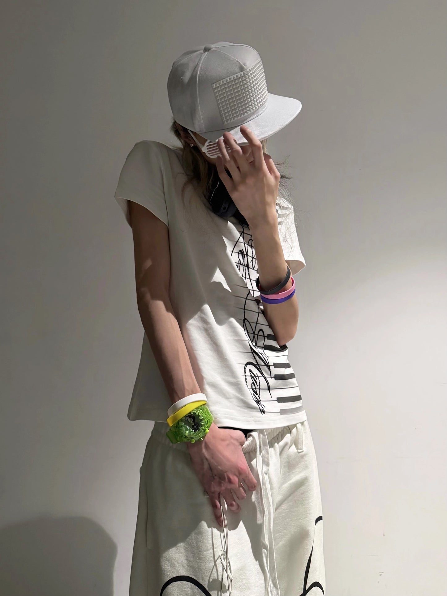 no E mosen「LovE Music」ラインストーン ベビーTシャツ - ピアノ鍵盤スクリプトVネック スリムトップ