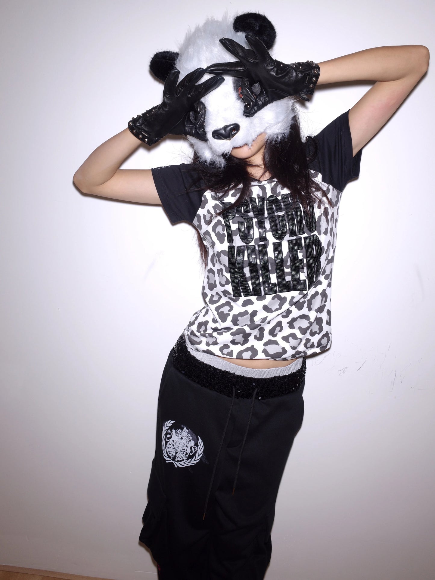 CHAI SS26 ヘラルディックプリント カーゴスウェットパンツ - スパンコールウエスト マルチポケットジョガー