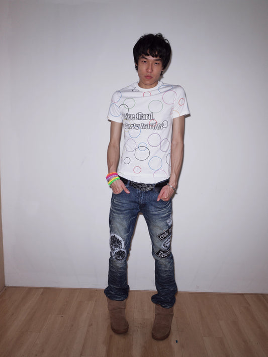 CHAI SS26 「Party Harder」スローガンTシャツ - カラフルサイケデリック渦巻スリムベビーTシャツ